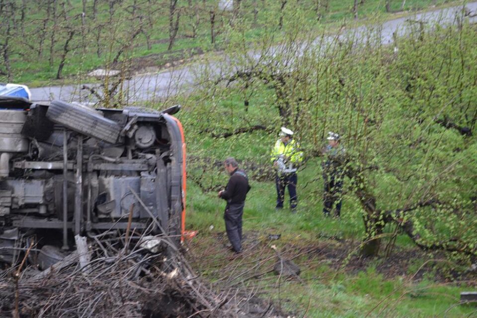 Un tir din Bulgaria s-a răsturnat într-o livadă de la intrarea în Fălticeni