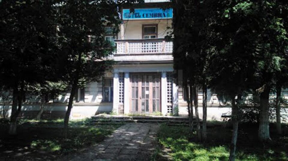 Hotelul Cembra a fost lăsat în paragină de ani de zile