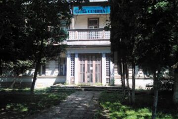 Hotelul Cembra a fost lăsat în paragină de ani de zile