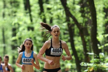 Angela Olenici (plan secund) a alergat 3.000 din cei 4.000 de metri fără un pantof și a câștigat argintul