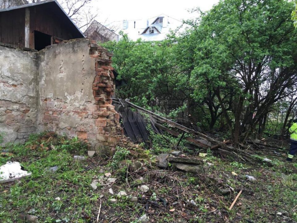 Casa părăsită dintre blocuri, o sursă de infecție, cu risc de incendii