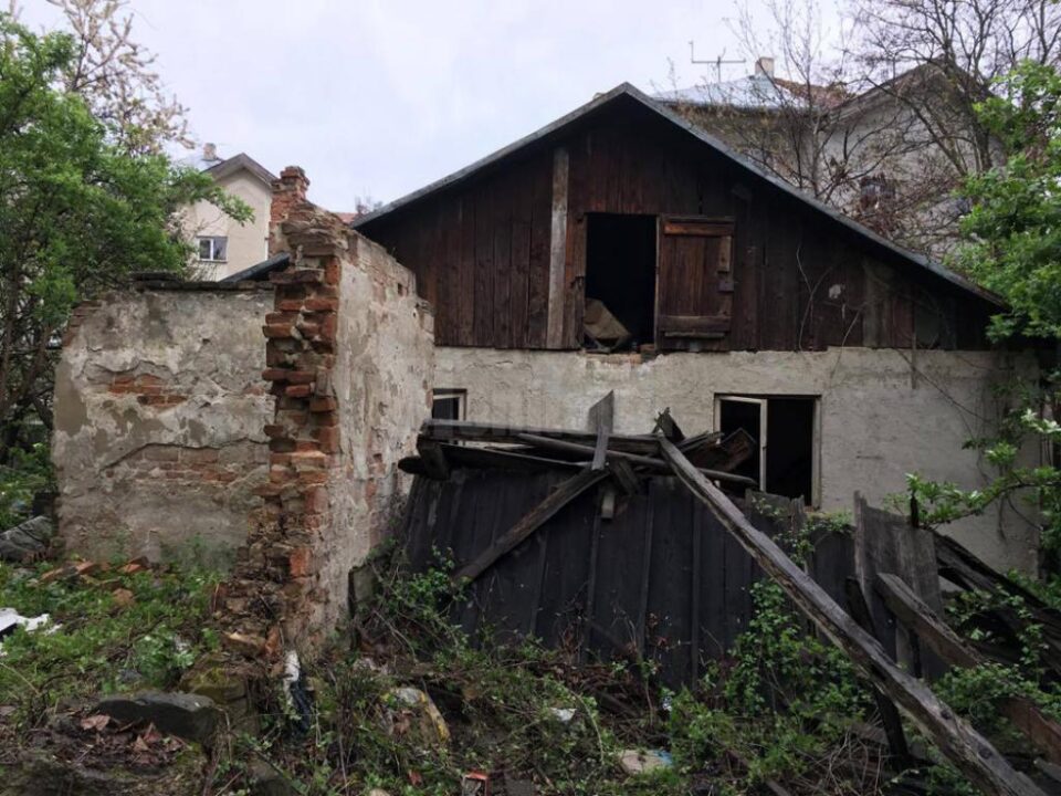 Casa părăsită dintre blocuri, o sursă de infecție, cu risc de incendii