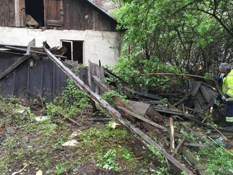 Casa părăsită dintre blocuri, o sursă de infecție, cu risc de incendii