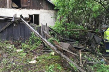 Casa părăsită dintre blocuri, o sursă de infecție, cu risc de incendii