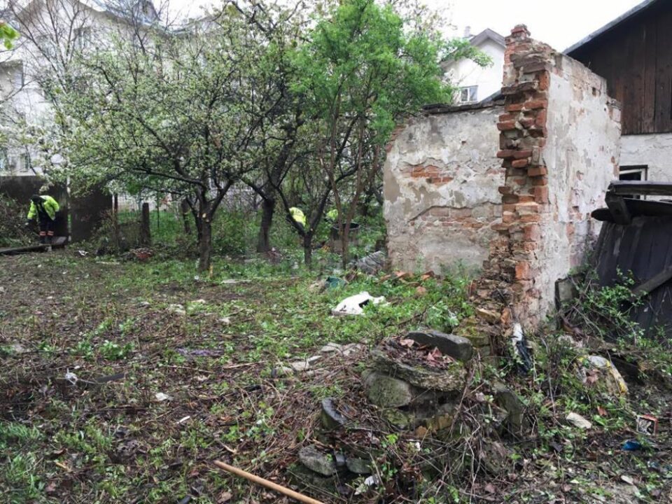 Casa părăsită dintre blocuri, o sursă de infecție, cu risc de incendii