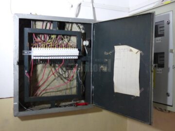Pagube de zeci de mii de lei în urma unei defecțiuni electrice într-un bloc din Suceava