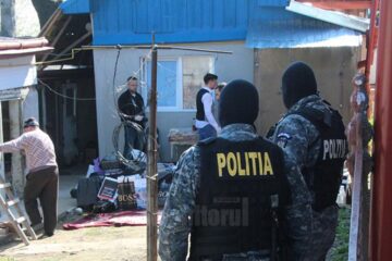 Polițiștii au descins miercuri dimineață în mai multe case din jurul Pieței Centrale