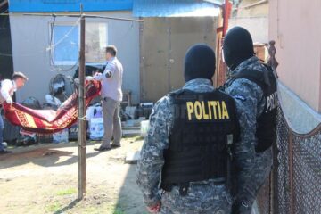 Marfă de contrabandă confiscată din depozite clandestine, în jurul Pieței Centrale din Suceava