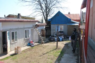 Marfă de contrabandă confiscată din depozite clandestine, în jurul Pieței Centrale din Suceava