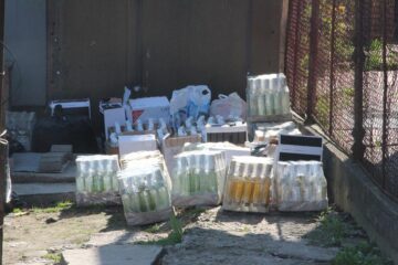 Polițiștii au găsit sute de sticle de băuturi spirtoase de proveniență ucraineană în urma perchezițiilor de miercuri dimineață