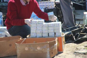 Marfă de contrabandă confiscată din depozite clandestine, în jurul Pieței Centrale din Suceava