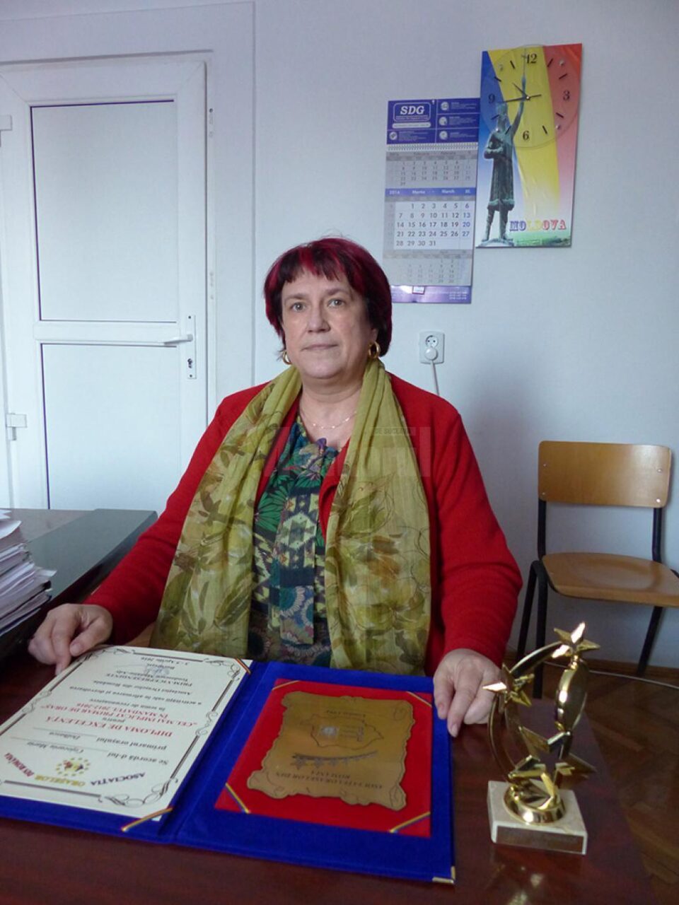 Distincțiile primite de primarul din Dolhasca, Maria Cojocariu, din partea Asociației Orașelor din România