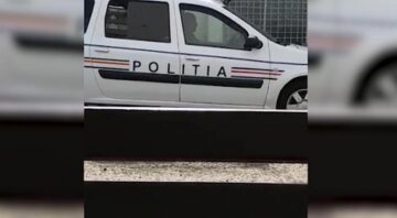 Mașină cu radar aparținând Poliției Rutiere, lăsată pe mâna angajaților unei spălătorii