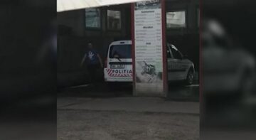 Mașină cu radar aparținând Poliției Rutiere, lăsată pe mâna angajaților unei spălătorii