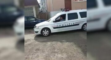 Mașină cu radar aparținând Poliției Rutiere, lăsată pe mâna angajaților unei spălătorii