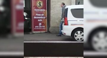 Mașină cu radar aparținând Poliției Rutiere, lăsată pe mâna angajaților unei spălătorii