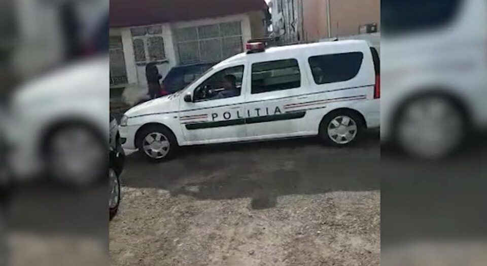 Autoturismul Logan MCV, aparținând Poliției Rutiere, este manevrat prin curtea unei spălătorii din Suceava de angajații firmei Autoturismul Logan MCV, aparținând Poliției Rutiere, este manevrat prin curtea unei spălătorii din Suceava de angajații firmei