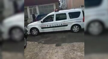 Autoturismul Logan MCV, aparținând Poliției Rutiere, este manevrat prin curtea unei spălătorii din Suceava de angajații firmei