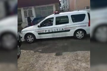 Autoturismul Logan MCV, aparținând Poliției Rutiere, este manevrat prin curtea unei spălătorii din Suceava de angajații firmei