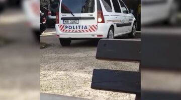 Mașină cu radar aparținând Poliției Rutiere, lăsată pe mâna angajaților unei spălătorii