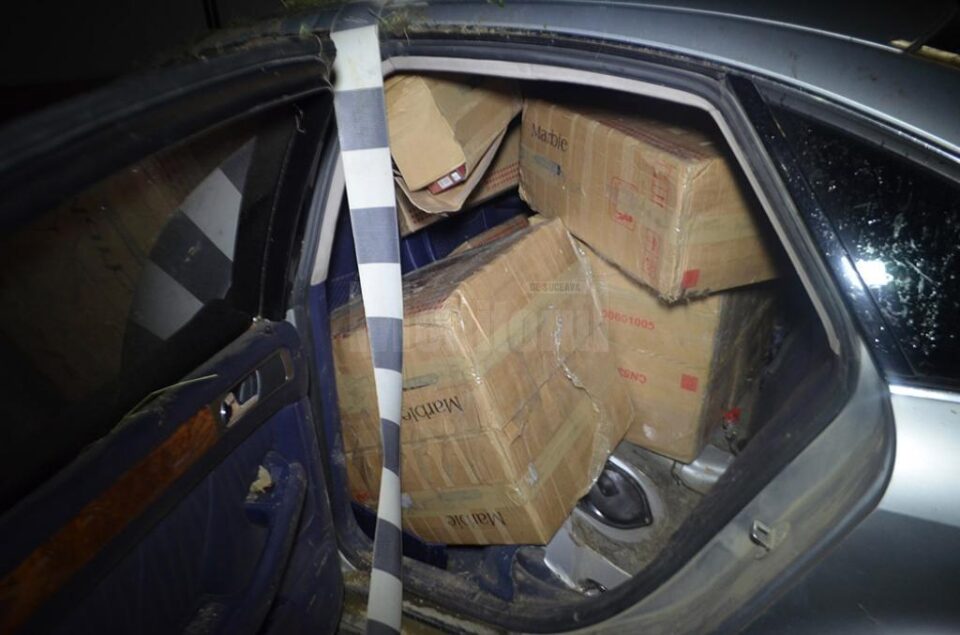 Polițiștii au descoperit mii de pachete cu țigări în interiorul mașinii abandonate