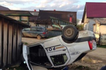 Mașina răsturnată