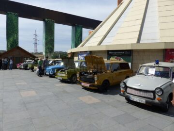 Mașini unice în România, prezentate la Retro Parada Primăverii de la Iulius Mall Suceava