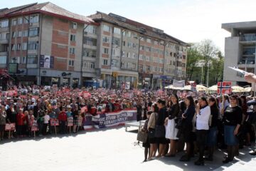 Mii de oameni s-au adunat în centrul Sucevei pentru a susține familia de români din Norvegia lăsată fără copii