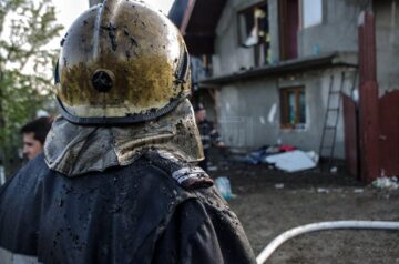 Două gospodării au fost mistuite de flăcări