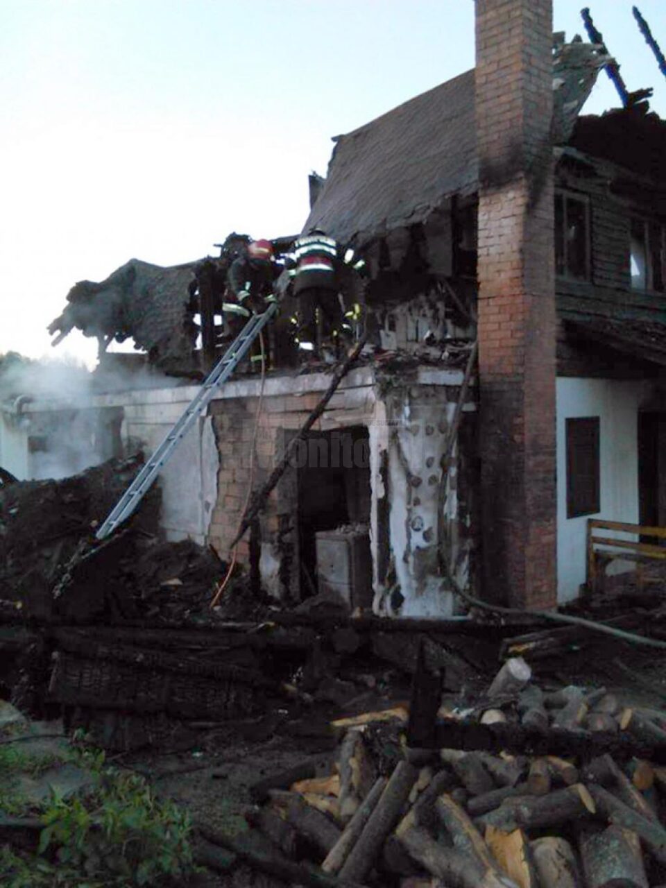 Incendiul a fost stins după trei ore