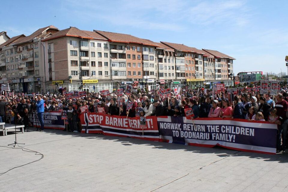Aproximativ 5.000 de oameni s-au adunat pentru a susține cauza familiei Bodnariu și pentru a protesta la adresa Barnevernet