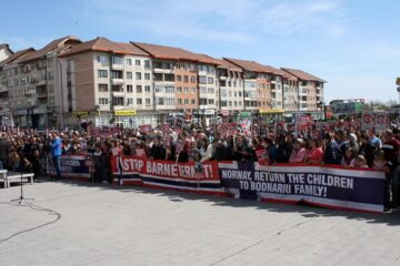 Aproximativ 5.000 de oameni s-au adunat pentru a susține cauza familiei Bodnariu și pentru a protesta la adresa Barnevernet