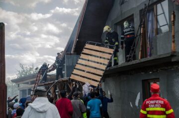 Două gospodării au fost mistuite de flăcări