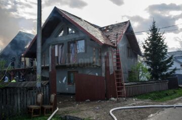 Două gospodării au fost mistuite de flăcări
