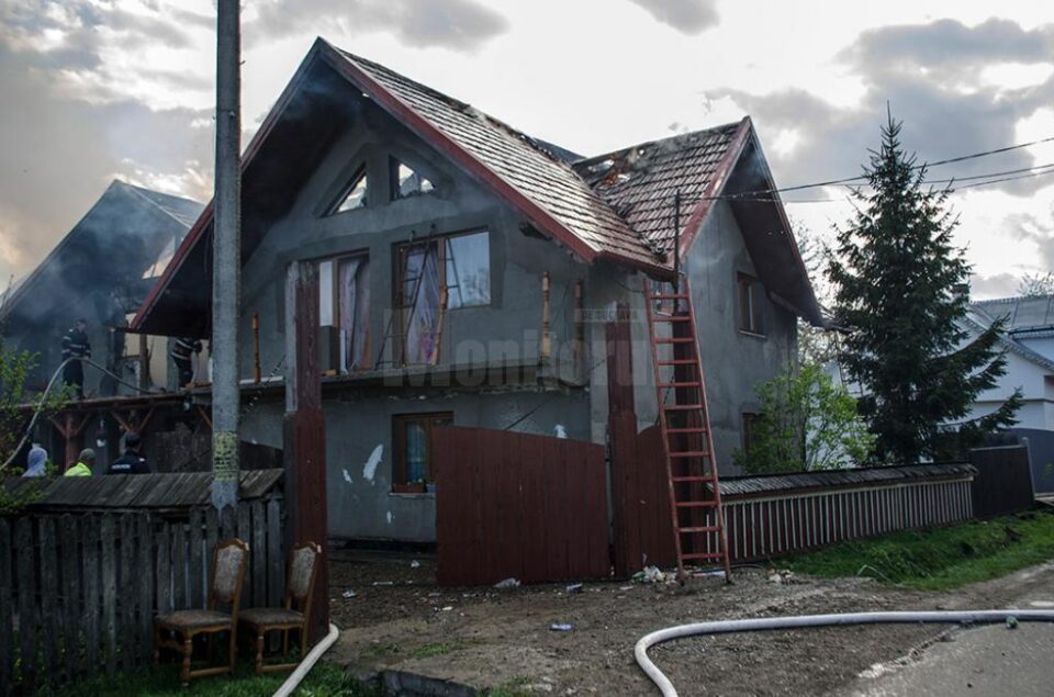 Două gospodării au fost mistuite de flăcări