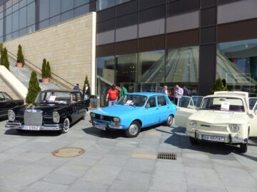 Mașini unice în România, prezentate la Retro Parada Primăverii de la Iulius Mall Suceava