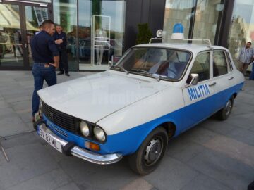Mașini unice în România, prezentate la Retro Parada Primăverii de la Iulius Mall Suceava