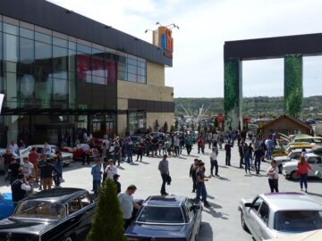 Mașini unice în România, prezentate la Retro Parada Primăverii de la Iulius Mall Suceava
