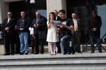 Mii de oameni s-au adunat în centrul Sucevei pentru a susține familia de români din Norvegia lăsată fără copii