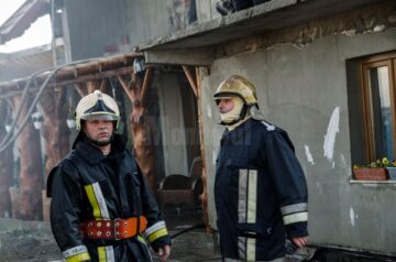 Două gospodării au fost mistuite de flăcări