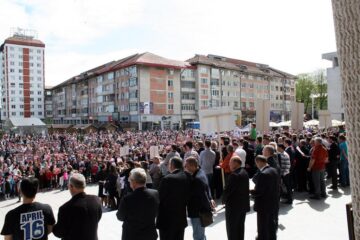 Mii de oameni s-au adunat în centrul Sucevei pentru a susține familia de români din Norvegia lăsată fără copii