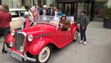 Mașini unice în România, prezentate la Retro Parada Primăverii de la Iulius Mall Suceava