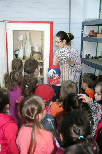 Lecții de olărit și pictură pe ceramică pentru preșcolari și elevi, în săptămâna „Școala altfel”