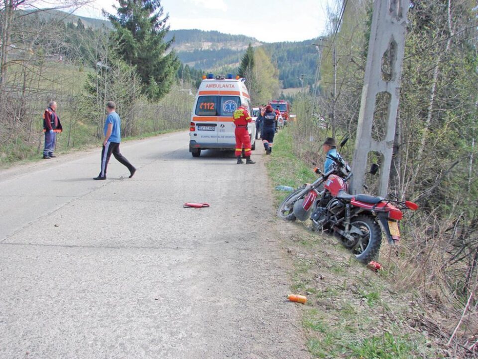 Bărbat mort, după ce a intrat cu motocicleta într-un stâlp