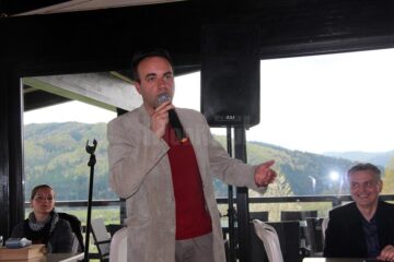 Lansarea volumului de poezii „Iubește!", tipărit la Editura Teba, semnat de Brîndușa Sorina Bialy