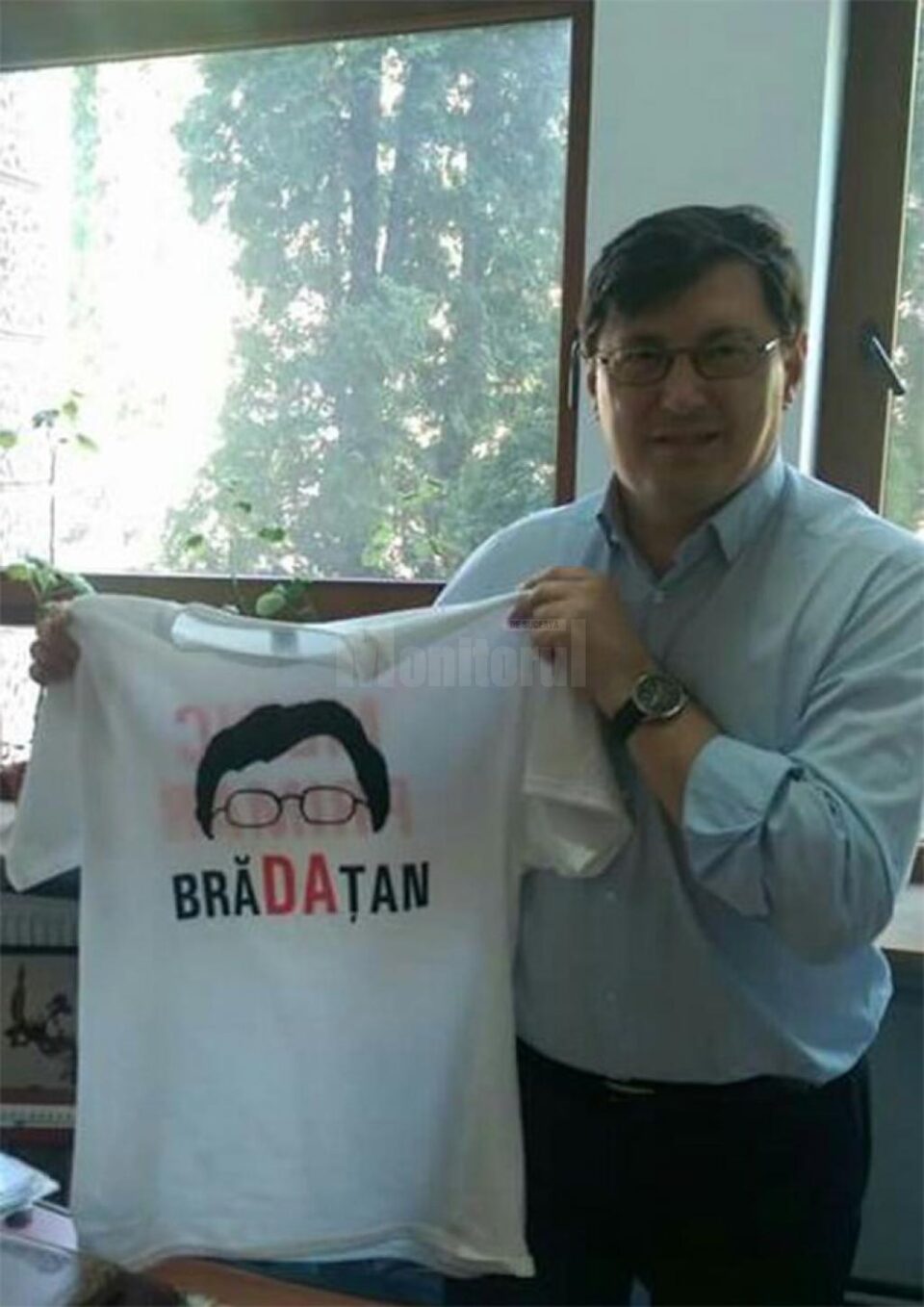 Între simpatizanții candidatului PSD la funcția de primar al Sucevei, Tiberius Brădățan, a apărut de câteva zile o nouă modă, tricoul cu doctorul-primar al Sucevei