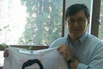 Între simpatizanții candidatului PSD la funcția de primar al Sucevei, Tiberius Brădățan, a apărut de câteva zile o nouă modă, tricoul cu doctorul-primar al Sucevei