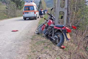 Bărbatul de 35 de ani și-a pierdut viața după ce a intrat cu motocicleta într-un stâlp din beton