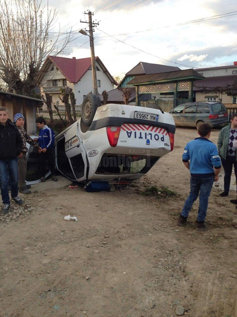 Loganul Poliției a lovit un mal de pământ, iar apoi s-a rotit în aer, a lovit o altă mașină și a aterizat pe cupolă, fiind distrus aproape total
