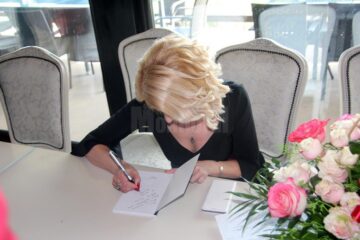 Lansarea volumului de poezii „Iubește!", tipărit la Editura Teba, semnat de Brîndușa Sorina Bialy